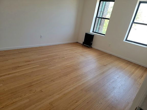 2nd image of 660 Larchmont Ave #D