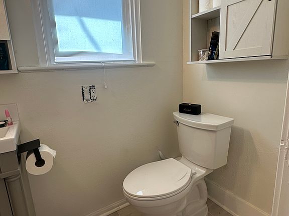 3rd image of 901 W 6th St #1