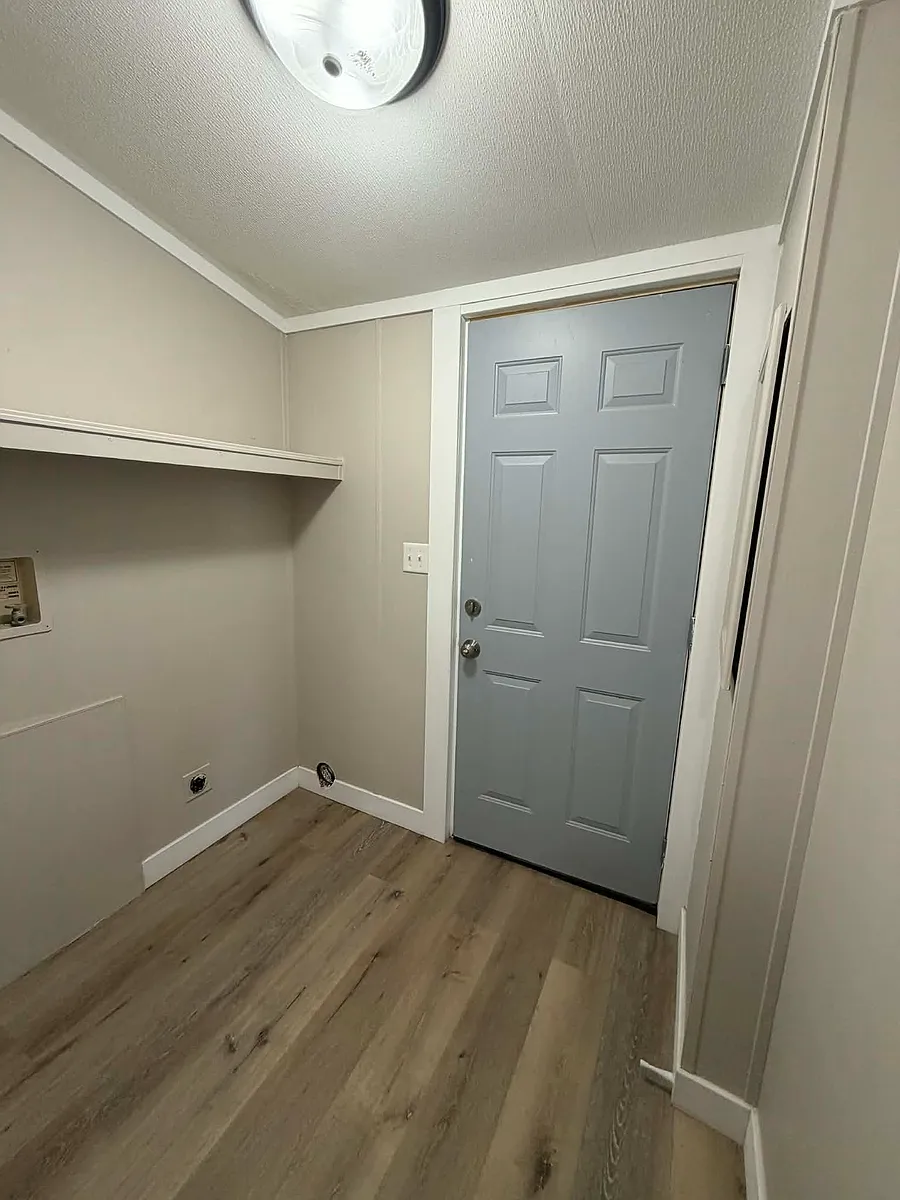 Building Photo - 3705 W Locust St #28