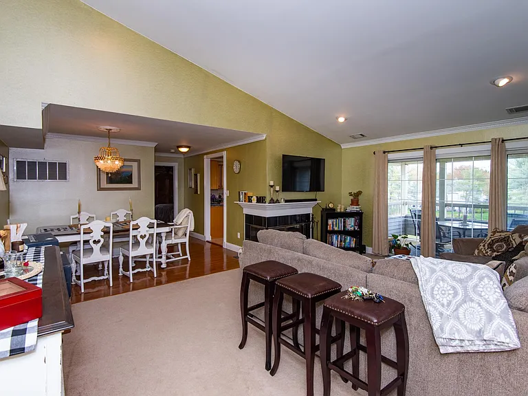 203 Salem Ct #10 — Photo 23