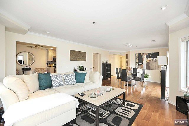 1st image of 304 Stockton Ct #304