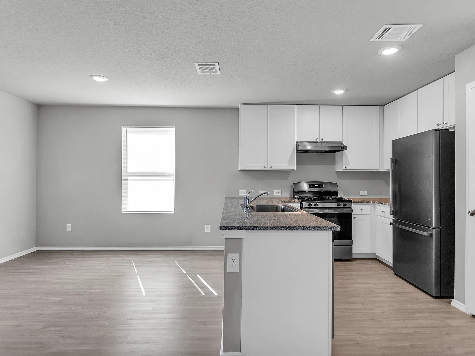 4 bed, 1955 sqft, $1,900 — Photo 4