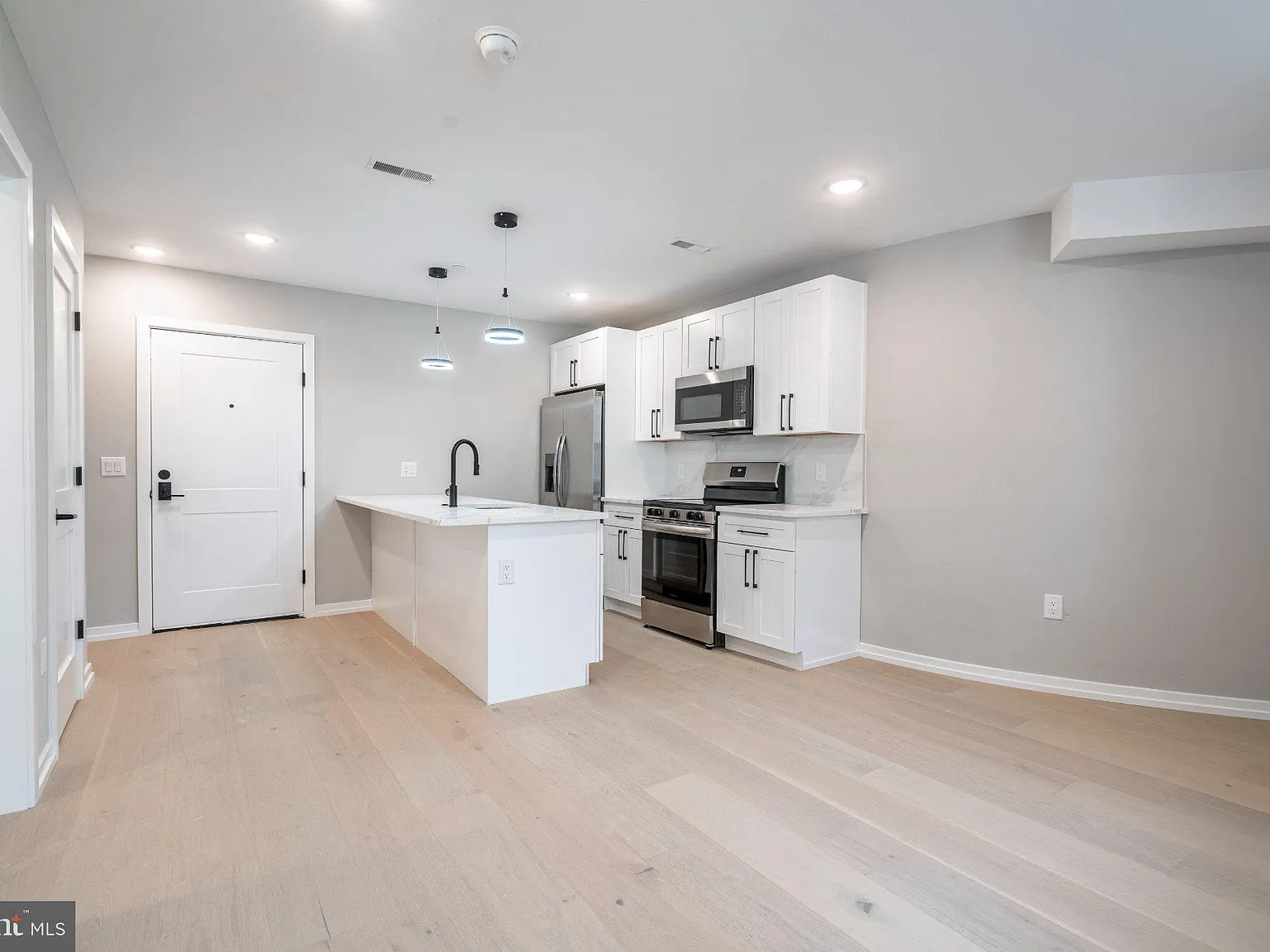 3 bed, 2.5 bath, 1325 sqft, $2,800 — Photo 2