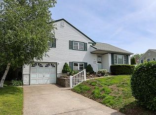 32 Pembroke Dr, Massapequa, NY 11758