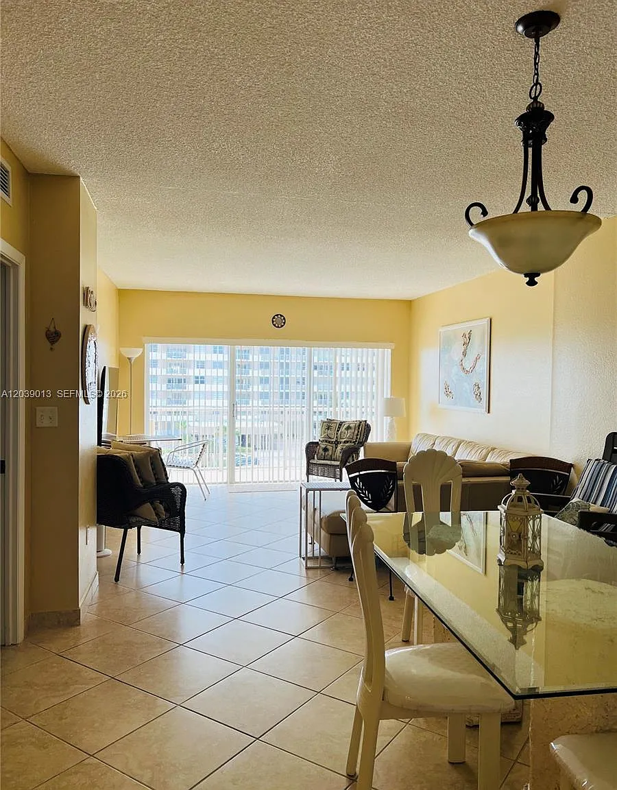Hemispheres Condo — Photo 2