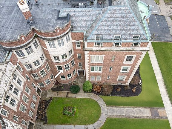 3rd image of 16300 Van Aken Blvd APT 206D