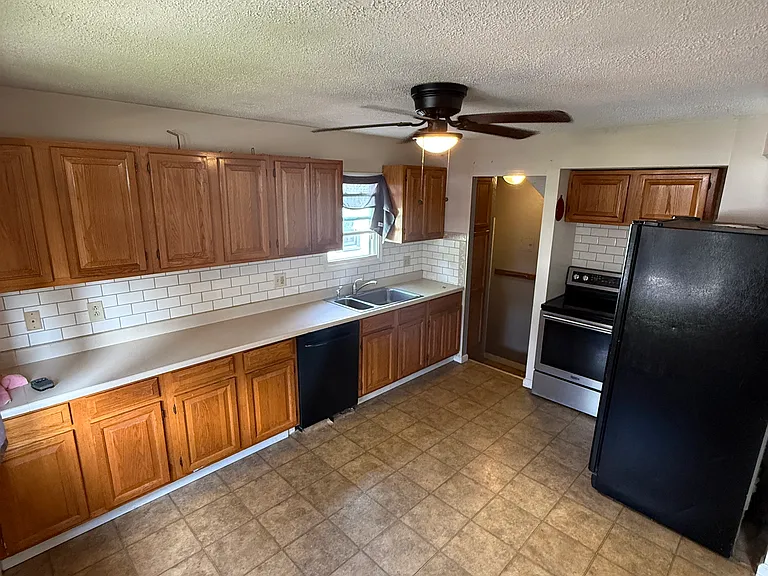 8005 Wainstead Dr — Photo 1