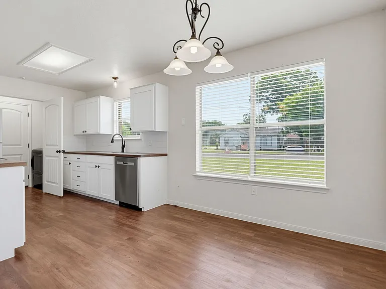 108 E Reagan Ave — Photo 5