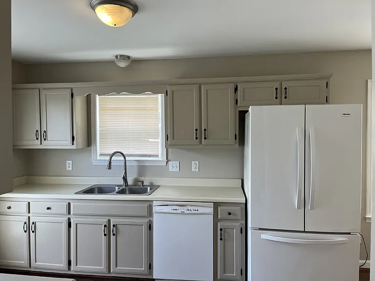 2811 Sutherland Dr — Photo 4
