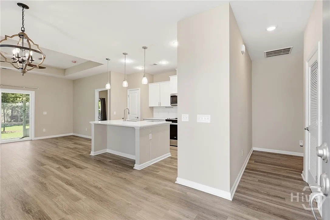 3 bed, 2.0 bath, 1388 sqft, $2,800 — Photo 4