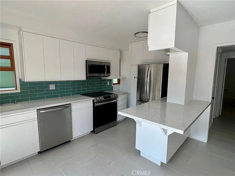 221 Diamond Ave — Photo 3