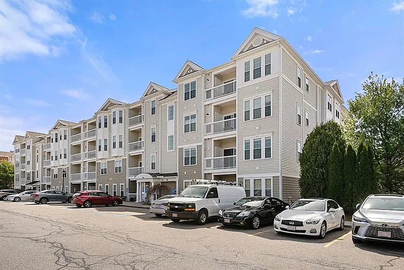 204 Clocktower Dr #202