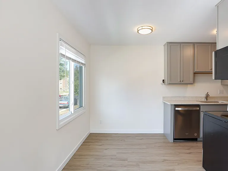 3547 Grand — Photo 7