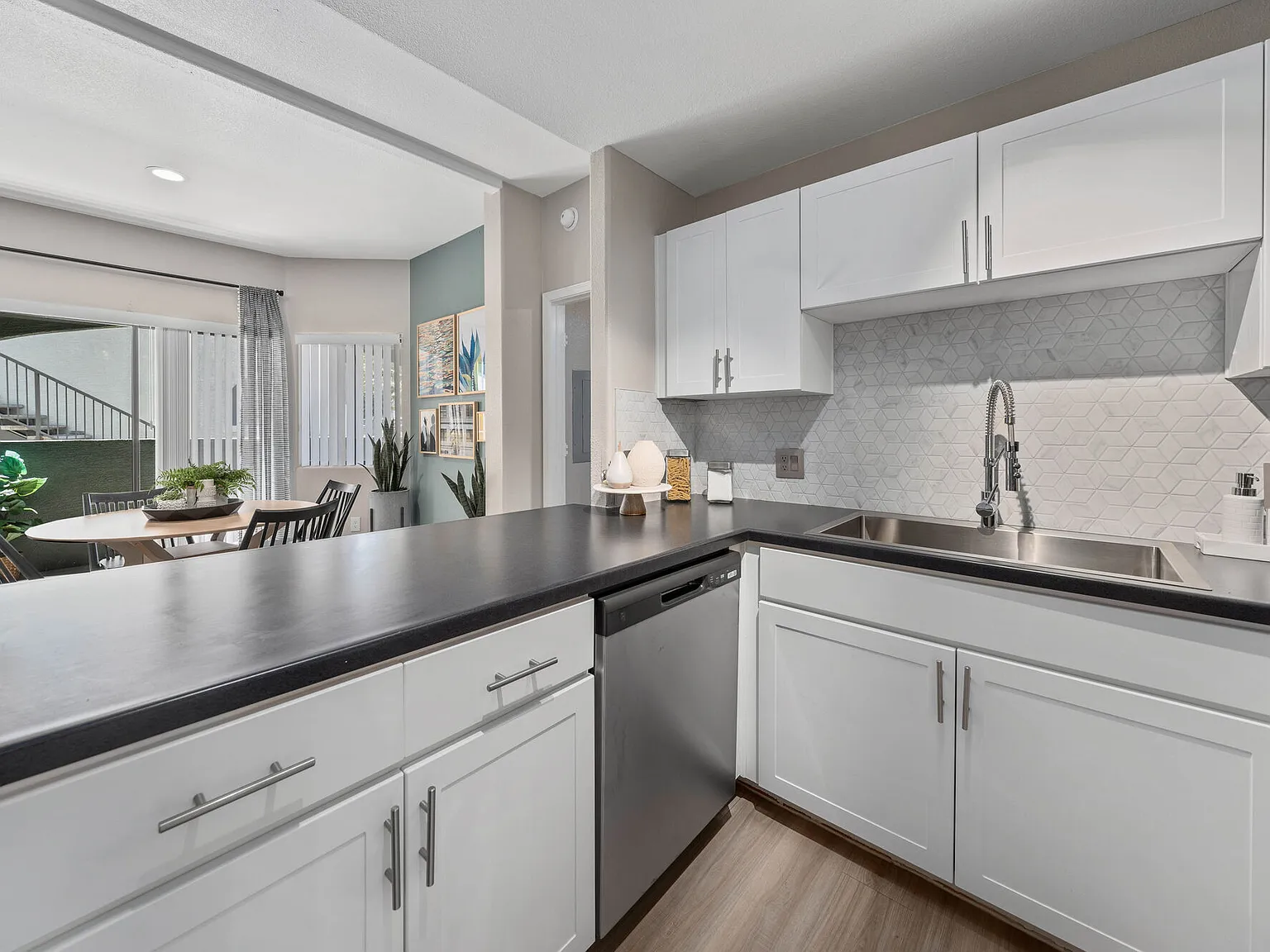 Palm Court Apartments — Photo 3