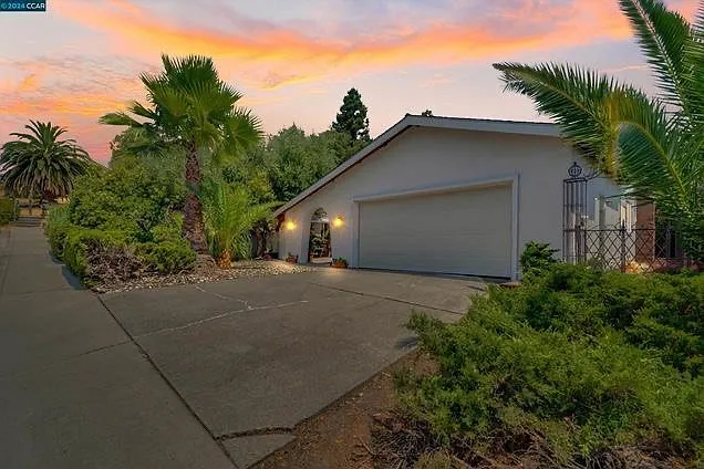 2243 Minaret Dr — Photo 30