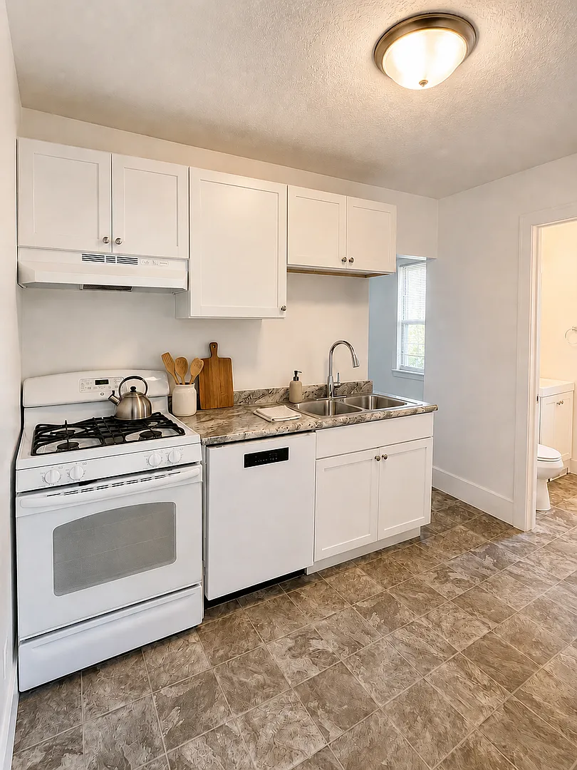914 18th 1/2 Avenue NE — Photo 3