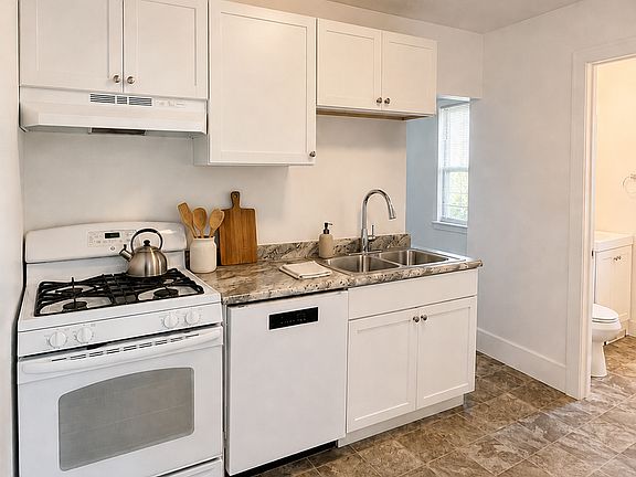 3rd image of 914 18th 1/2 Ave NE #1