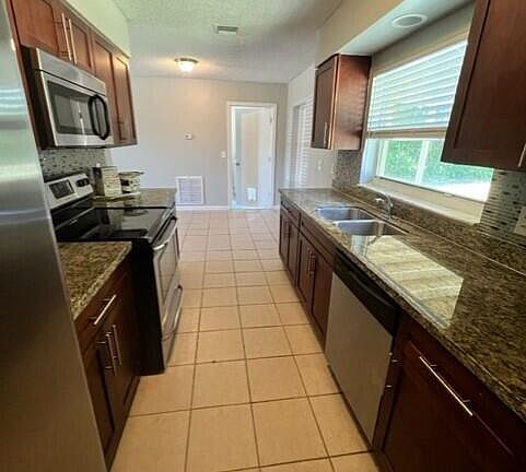 4th image of 649 W Ocean Avenue