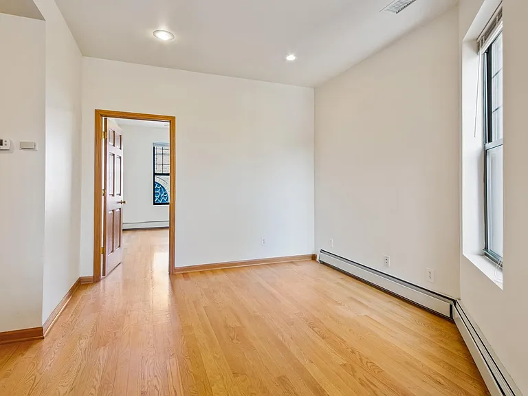 1435 E 53rd St #3E — Photo 13