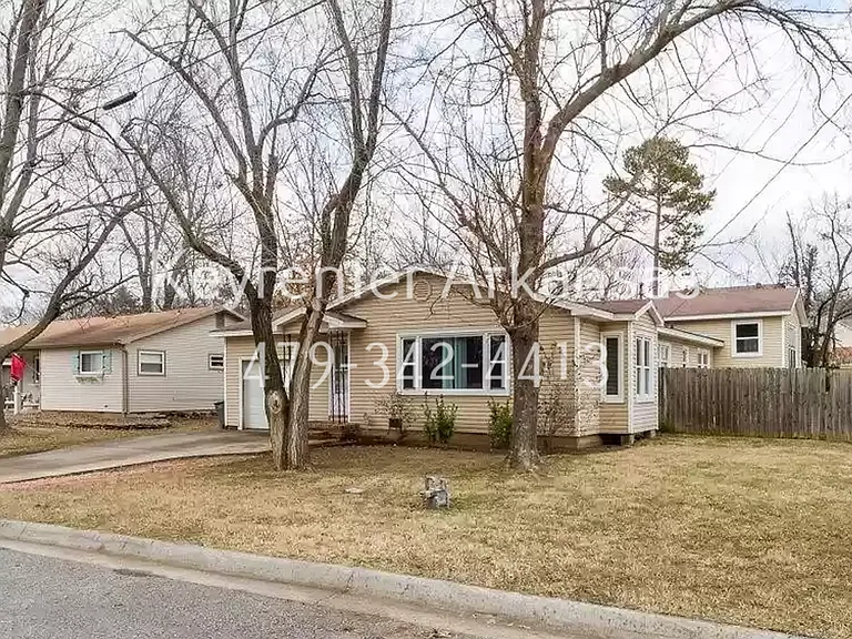 1144 N Vista Pl — Photo 2