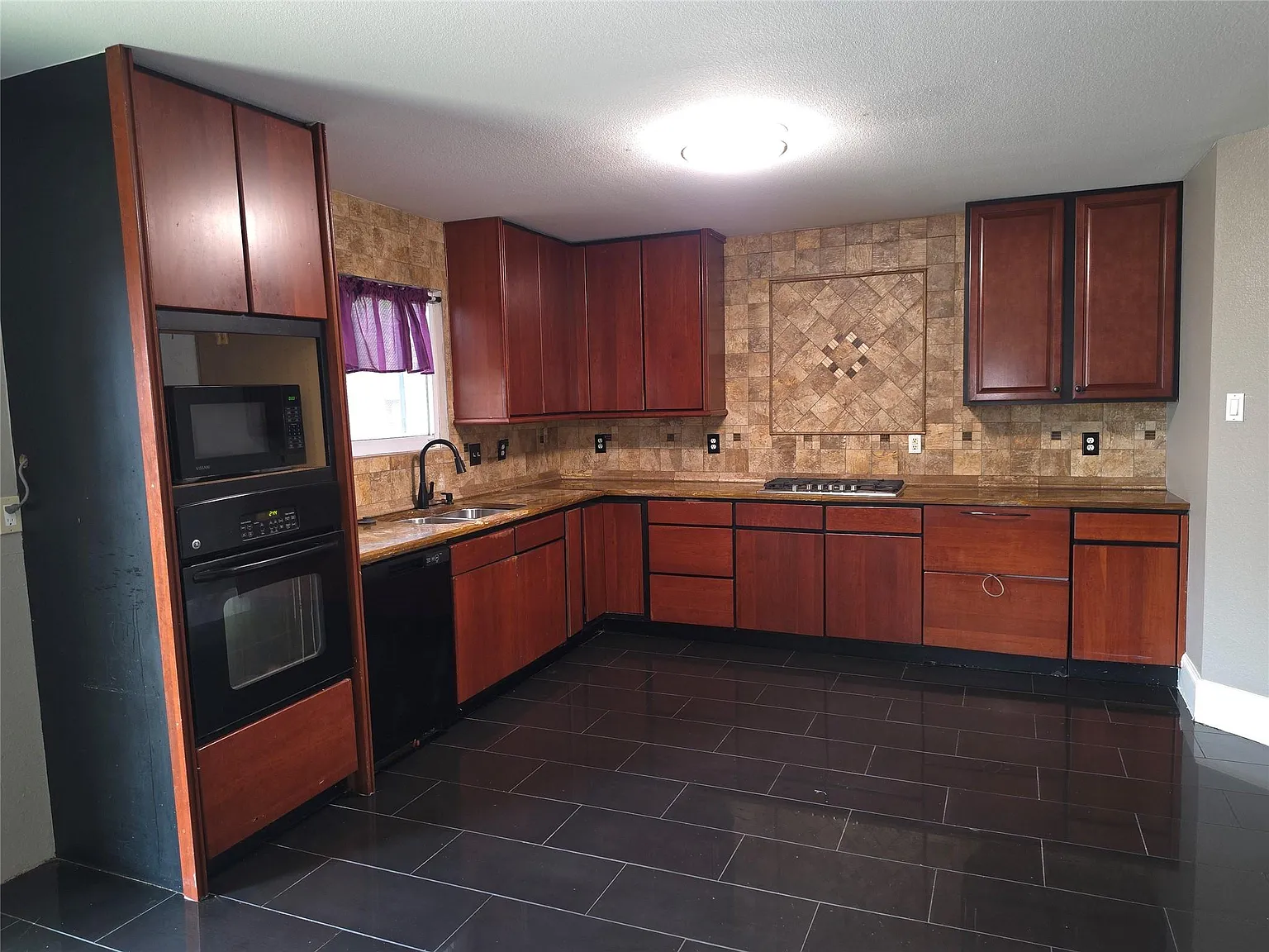 4 bed, 2.5 bath, 3372 sqft, $2,450 — Photo 4