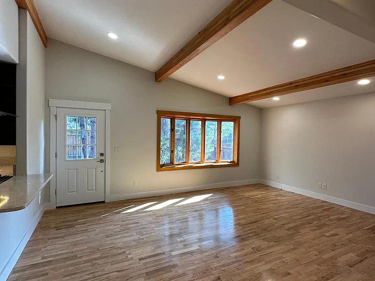 624 NE Olney Ave — Photo 5