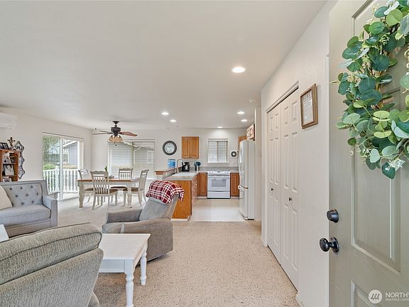 3rd image of 281 Cakesosta Street SE