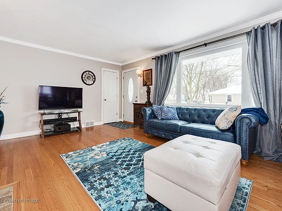 5th image of 8238 W Cornelia Ave