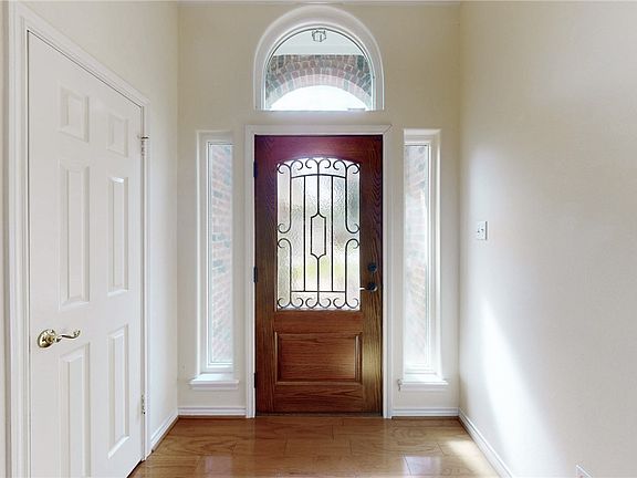 3rd image of 603 Yorkshire Dr