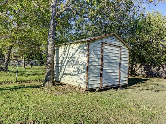 4th image of 407 Live Oak Dr