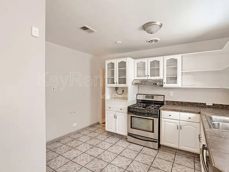 1540 N Zenobia St — Photo 8