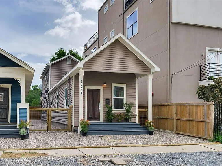 1209 Summer St — Photo 2