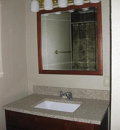5th image of 930 Stephen Dr W