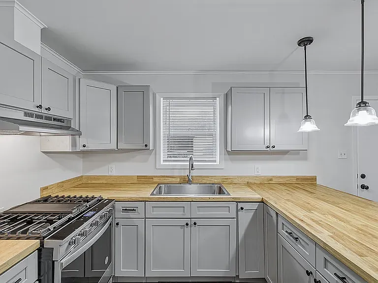 1304 Lewis St — Photo 2