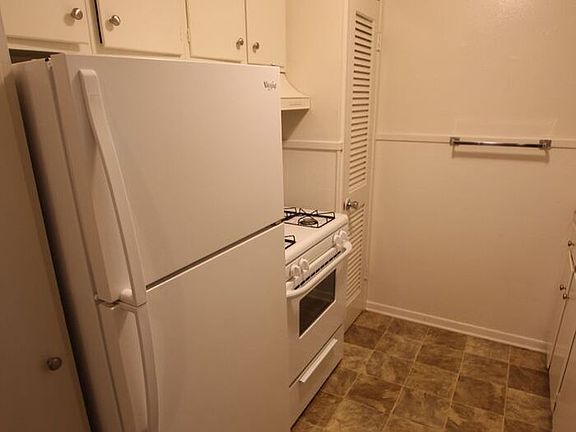 3rd image of 420 1/2 E Hudson St