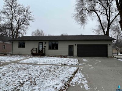 409 W 1st Ave, Flandreau, SD, 57028