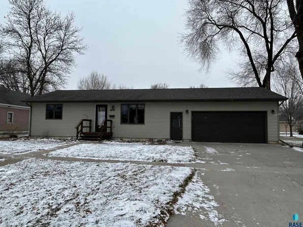 409 W 1st Ave, Flandreau, SD 57028
