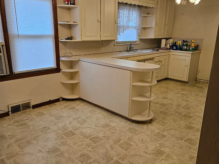 409 W Texas Ave — Photo 2