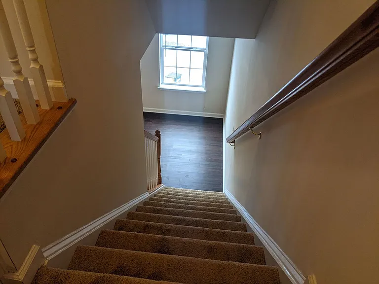 225 Crown Ct — Photo 32