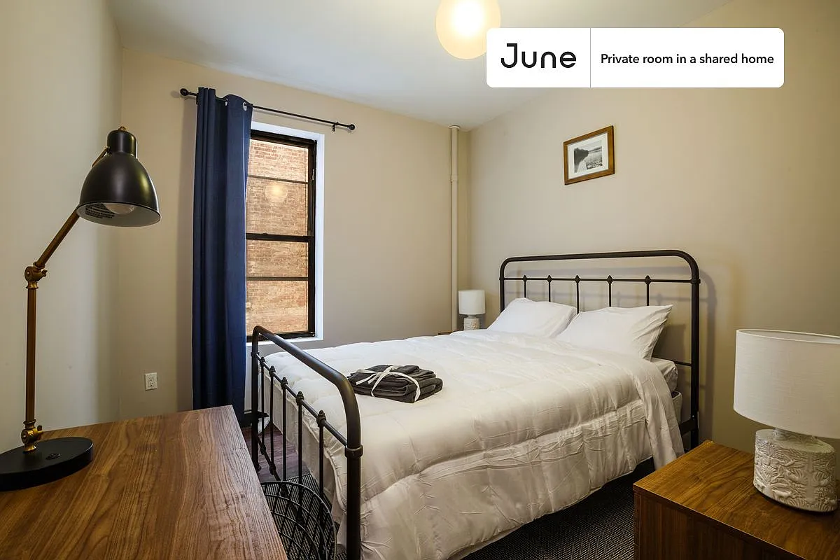 Queen bedroom in 4 bed/1 bath home in West Harlem #125 C — Photo 1