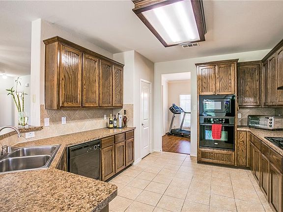 3rd image of 1920 Spencer Ln