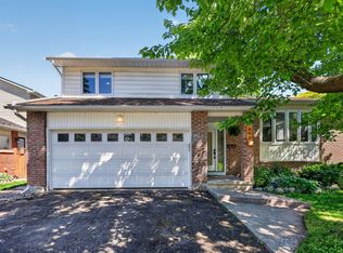 898 Explorer Ln, Ottawa, ON K1C2S2