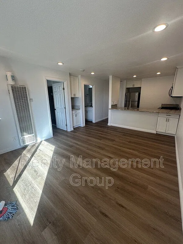 3 bed, 2.0 bath, 792 sqft, $3,200 — Photo 2