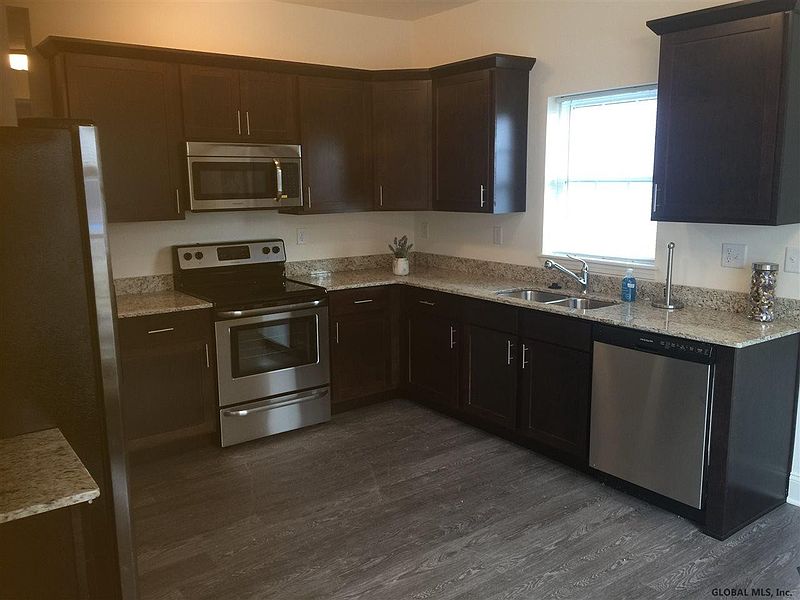 4th image of 30 REUTTER Drive
