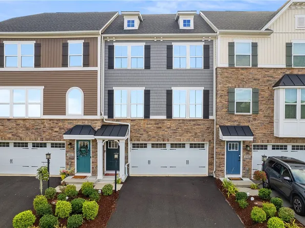 1208 Clear Springs Dr, Canonsburg, PA 15317