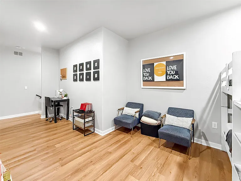 2216 Chenevert St #4 — Photo 11