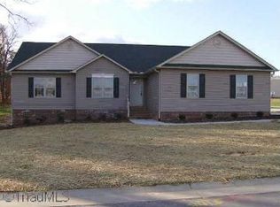 833 Leach Ave, Thomasville, NC 27360