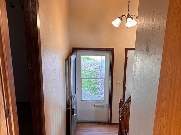 2nd image of 1666-1668 Victoria Ct