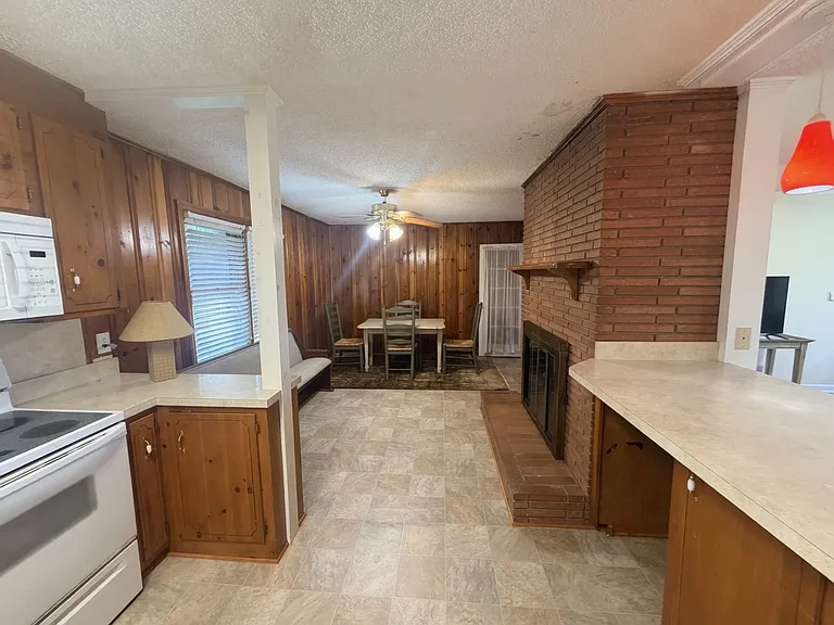 1316 Roberts St — Photo 6