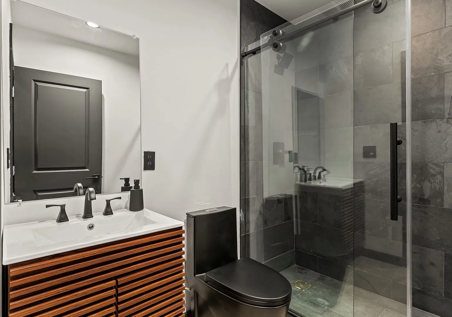 A 4 Bedroom, 3 Bathroom apartment with common areas and a fully functional kitchen at 1476 Malcol... — Photo 2